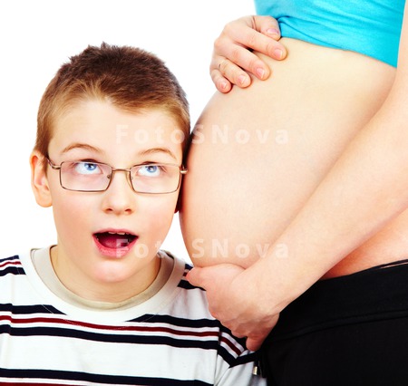 family_child_listening_pregnan