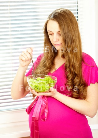 lifestyles_pregnancy_salad_fem