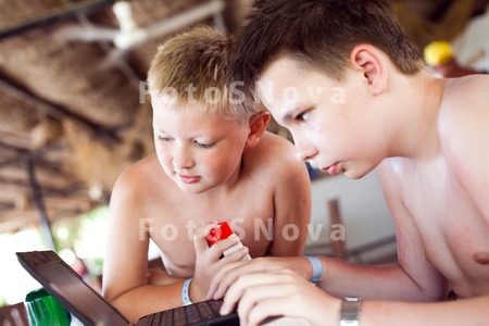 laptop_computer_child_beach_ho