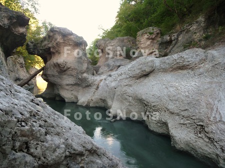 Вода,_река,_Белая