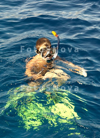 child_boy_underwater_tube_mask